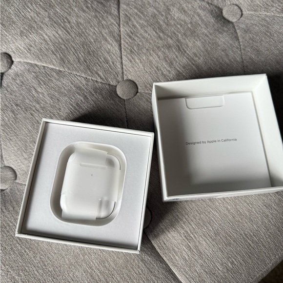 Apple Wireless Charging Case for AirPods- White - Picture 3 of 9